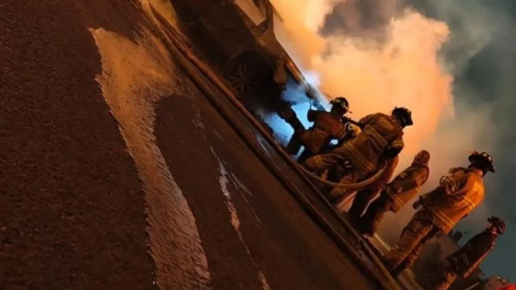 Mujer evade caseta en Ecatepec y su camioneta termina incendiada [VIDEO]