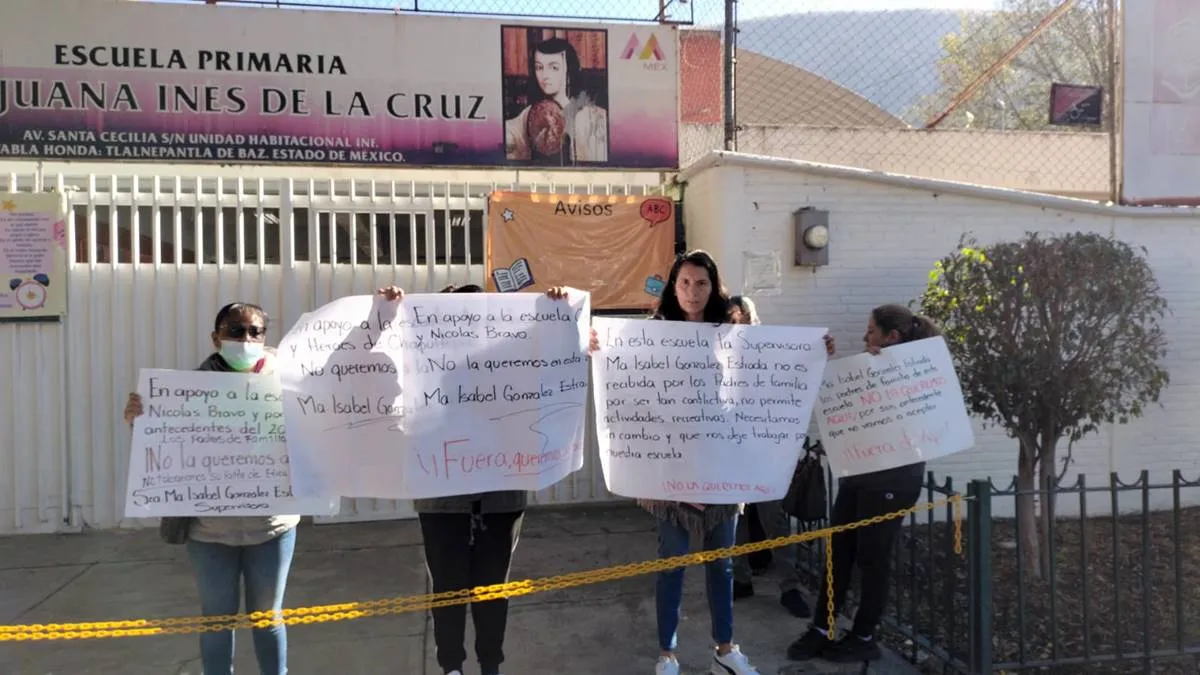 Tlalnepantla: Plantón de padres de familia, exigen cambio de supervisora