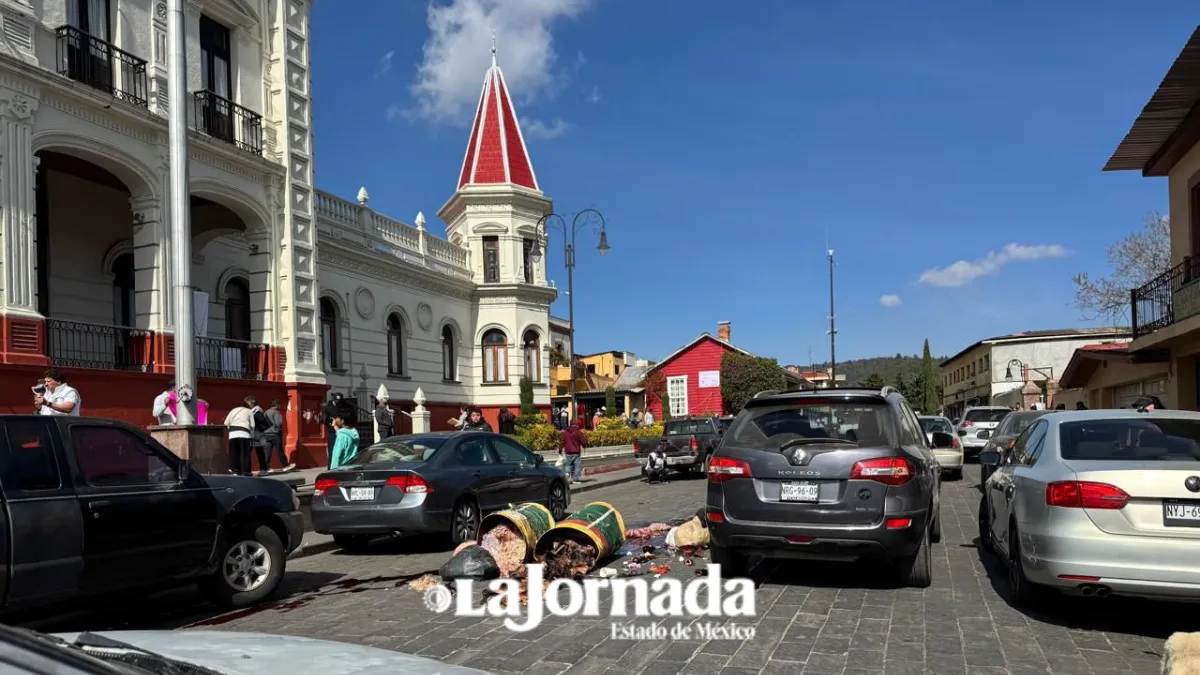 Vecinos tiran vísceras y cierran el ayuntamiento en El Oro