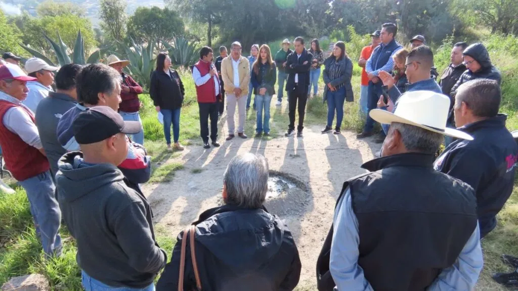 En apoyo al campo en La Purificación, gobierno municipal de Texcoco aporta material para revestimiento de canal de riego