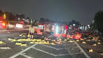 El accidente, presuntamente ocasionado por el desprendimiento de una llanta, dejó la mercancía esparcida sobre la vialidad y obligó al cierre parcial de los carriles con dirección a la Ciudad de México. No se reportaron personas lesionadas.