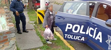 Arrestan a mujer por arrojar basura en calles de Toluca