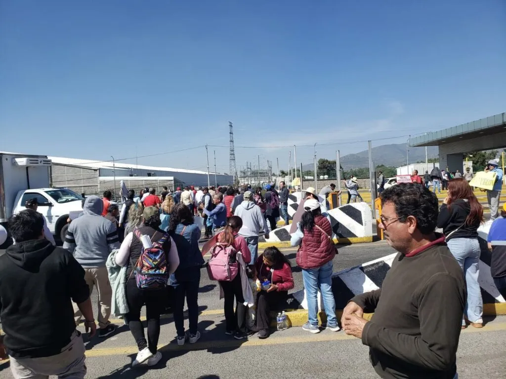Vecinos de Cuautitlán Izcalli toman la caseta de Tepotzotlán, exigen agua, seguridad y vialidades dignas
