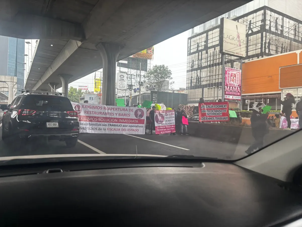 Restauranteros bloquean Periférico Norte rumbo a CDMX