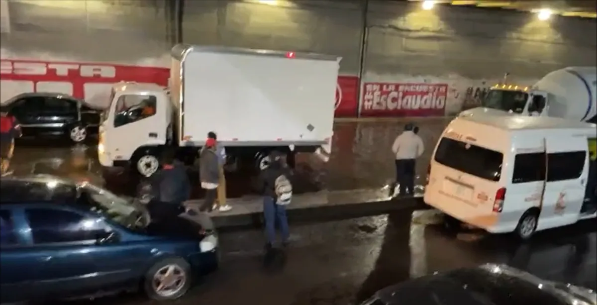 Decenas de vehículos quedaron varados por inundaciones en límites de CDMX y Edomex