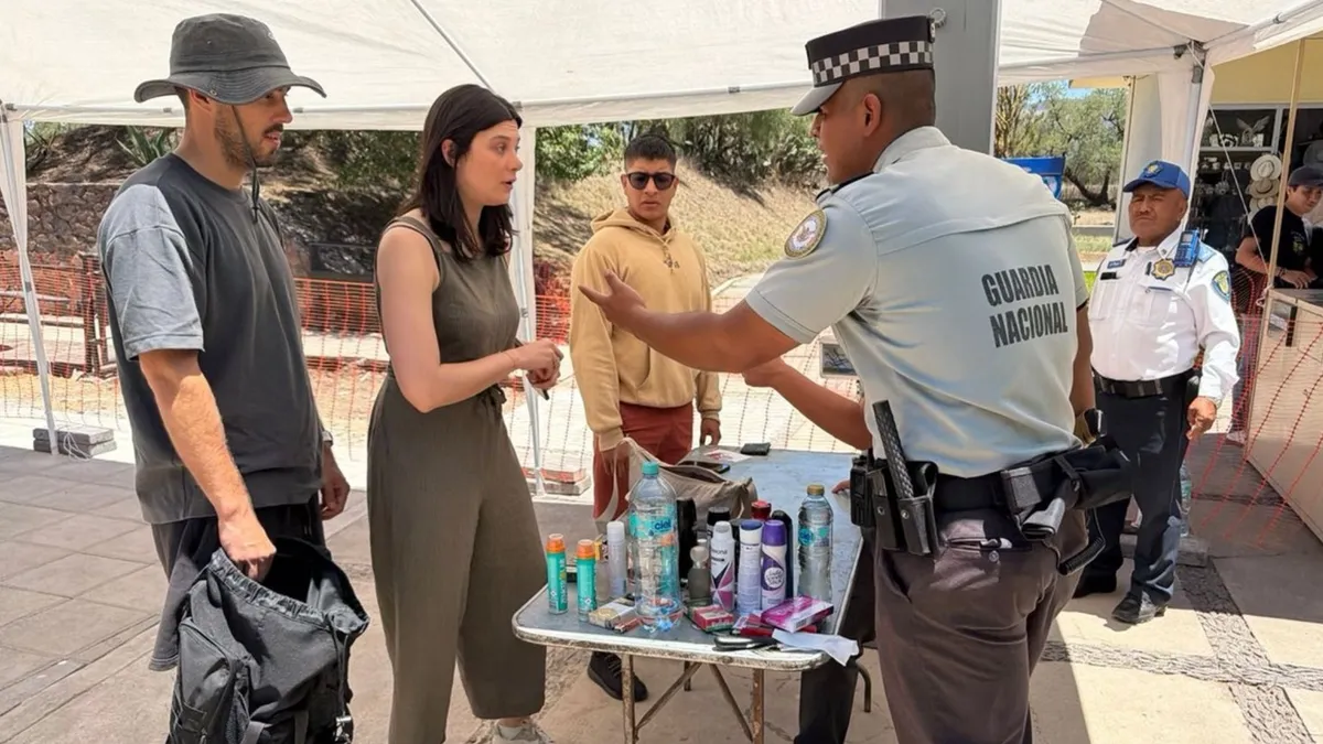 Refuerzan filtros en Teotihuacán, retienen objetos a turistas