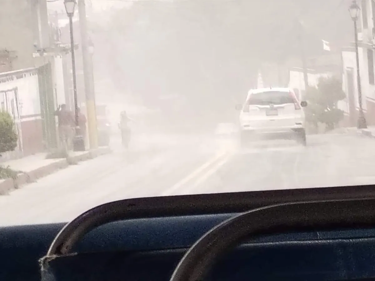 Atlautla: Se intensifica caída de ceniza del Popocatépetl