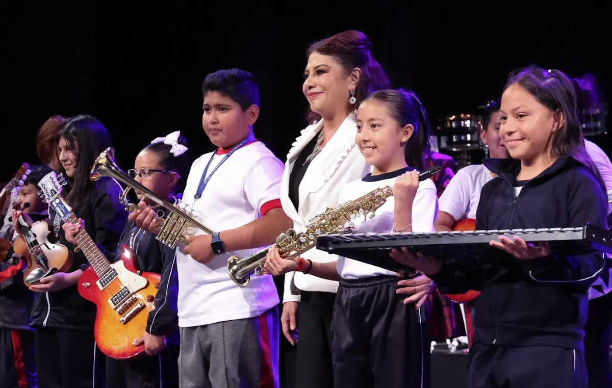 Brugada apuesta por la educación musical; entrega instrumentos