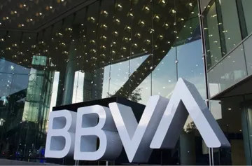 BBVA ajusta tarifas en servicios bancarios, impacta a usuarios