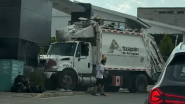 Camión de basura sin frenos se estrella contra acceso de Bosque Esmeralda en Atizapán