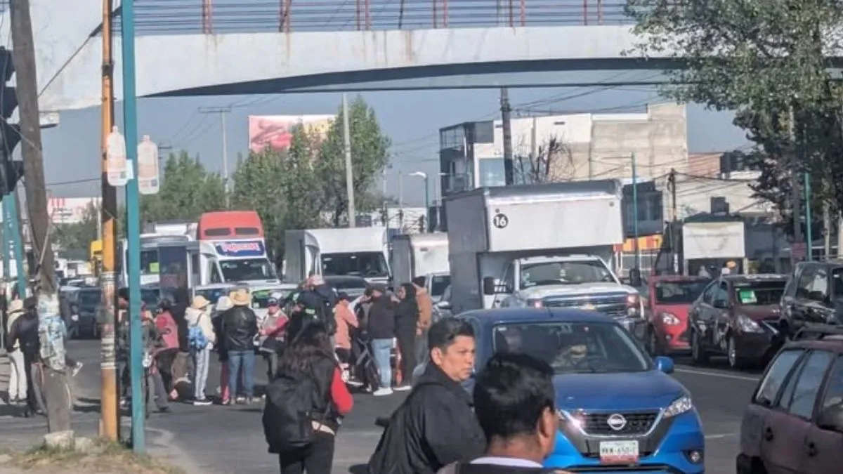 Manifestantes realizan bloqueo en Boulevard Aeropuerto Toluca