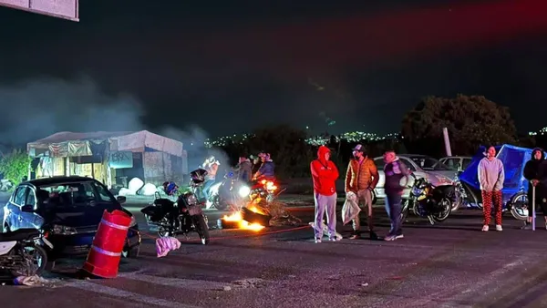Manifestantes bloquean la Chalco-Tláhuac por detención injusta y extorsión