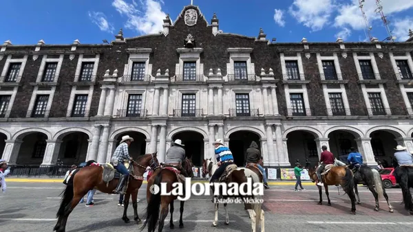 Organizaciones se manifiestan en Palacio del Edomex