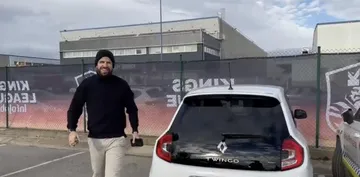 Piqué llega las instalaciones de la Kings League en un Twingo