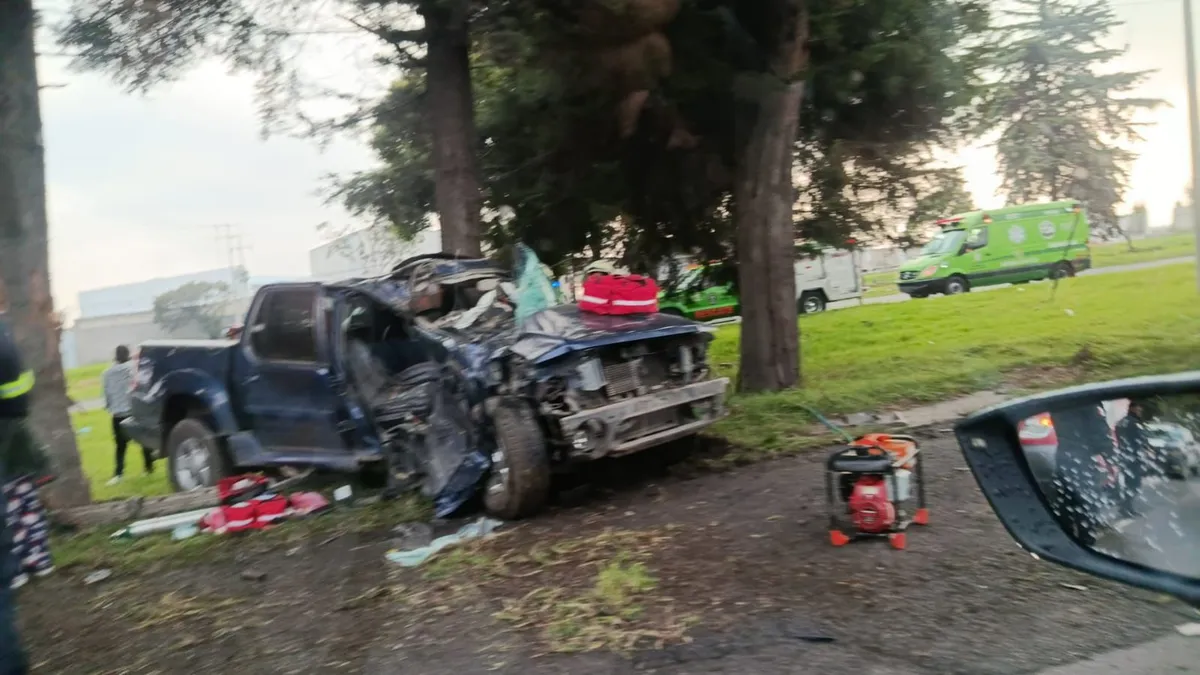 Camioneta se impacta contra árbol en la Toluca–Palmillas
