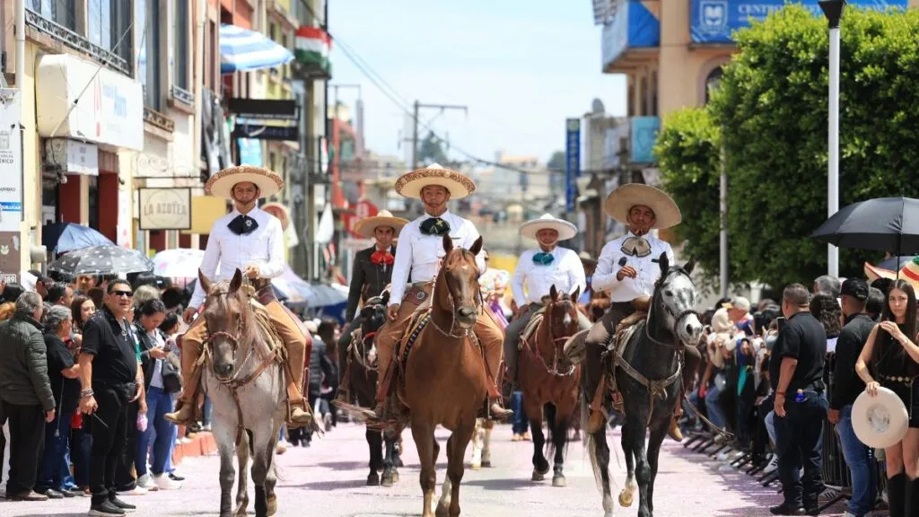 Presiden Romina Contreras y Enrique Vargas tradicional desfile cívico por el 216 aniversario del inicio de la Independencia de México