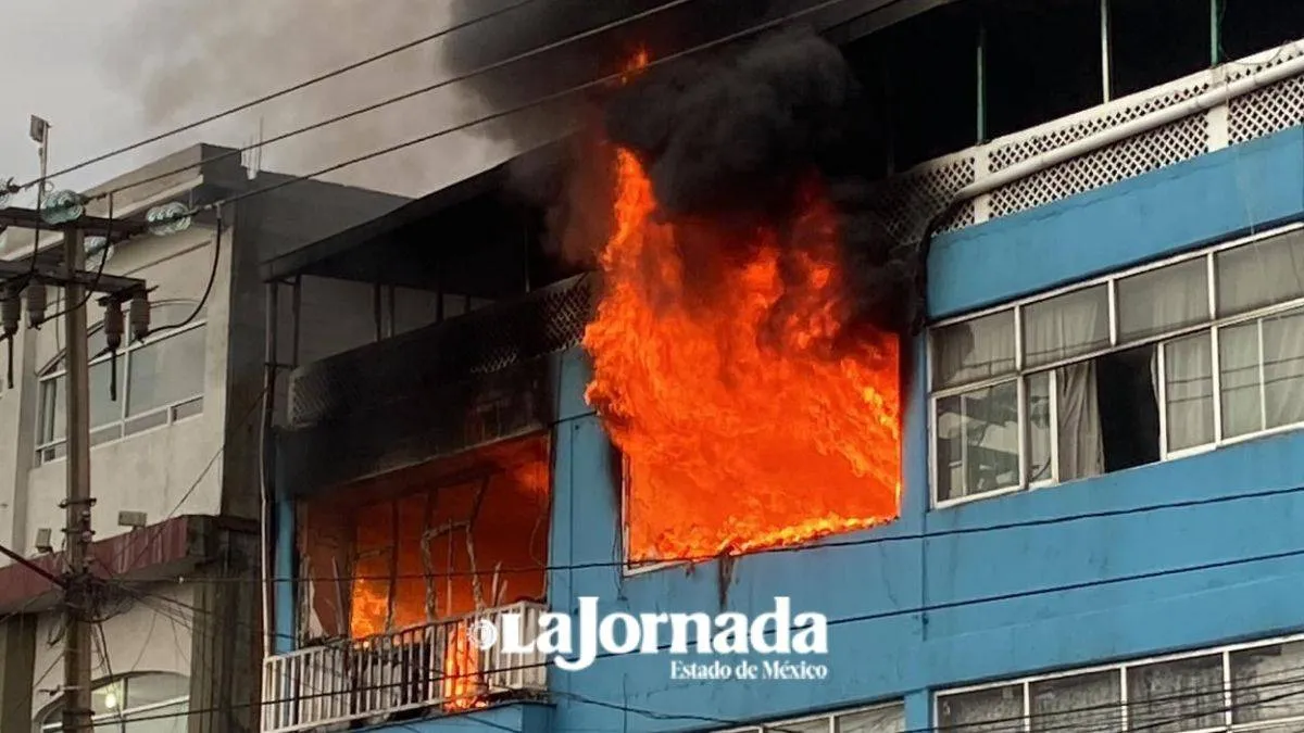 Incendio en edificio de departamentos en el centro de Ecatepec