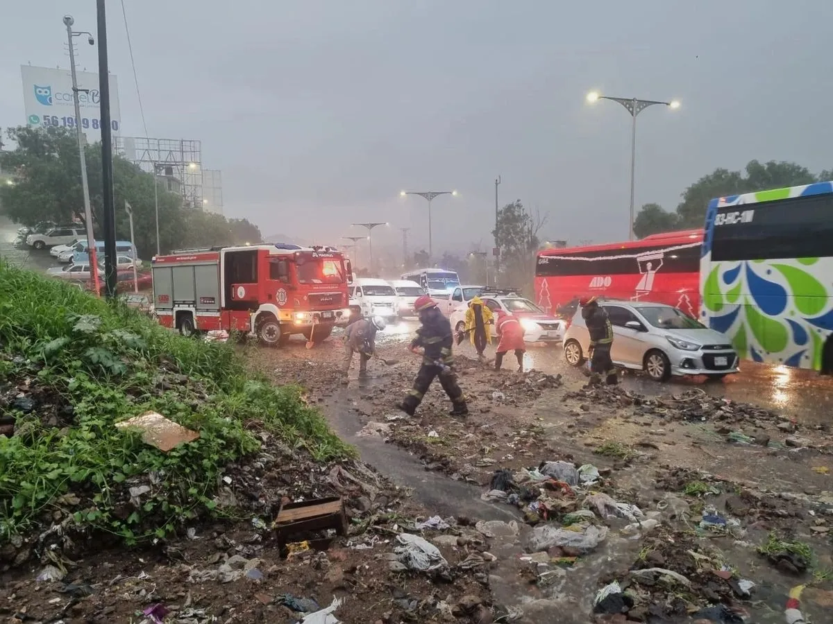 Deslave bloquea la México-Pachuca en Tlalnepantla