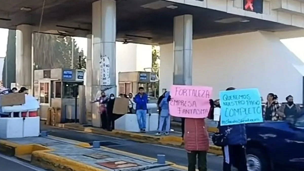 Trabajadores de limpieza dan paso libre en la caseta México-Puebla