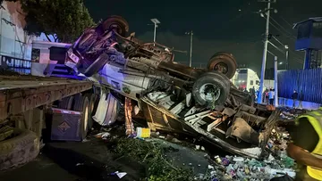 [VIDEO] Camión de basura cae de puente en Ecatepec; chofer iba presuntamente ebrio