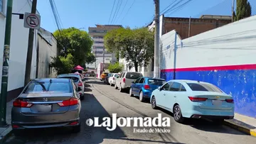 Av. Primero de Mayo en caos vial tras prohibición de estacionamiento en Hidalgo, Toluca