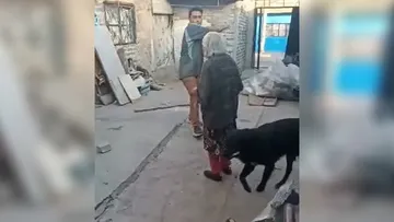 (VIDEO) Sujeto golpea con un tubo a su abuelita en Ecatepec