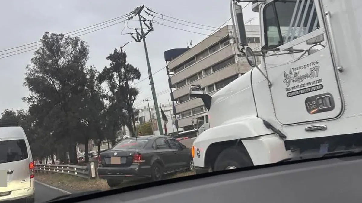 Autoridades de tránsito y servicios de emergencia ya se encuentran en la zona para atender la situación.
