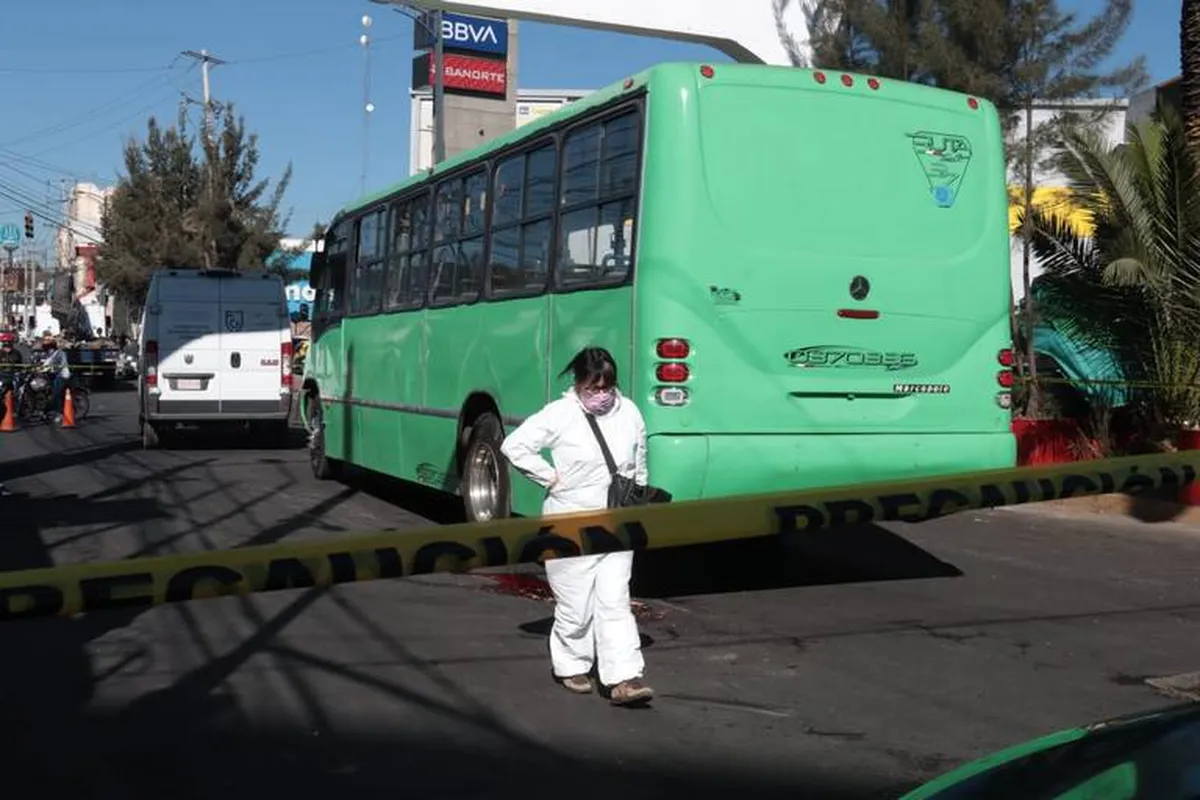 Pasajero se defiende y mata a asaltante en autobús; ahora la policía lo busca