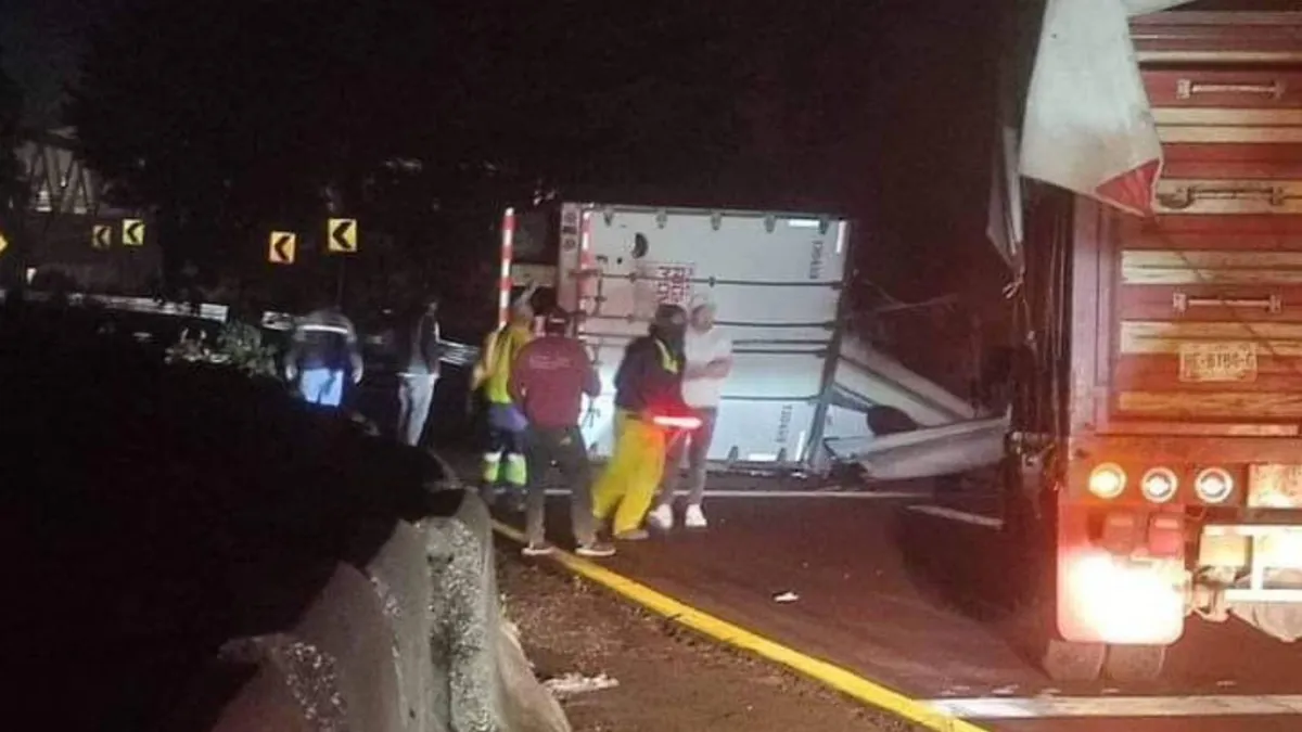 Volcadura de tráiler paraliza la circulación en la carretera México-Toluca