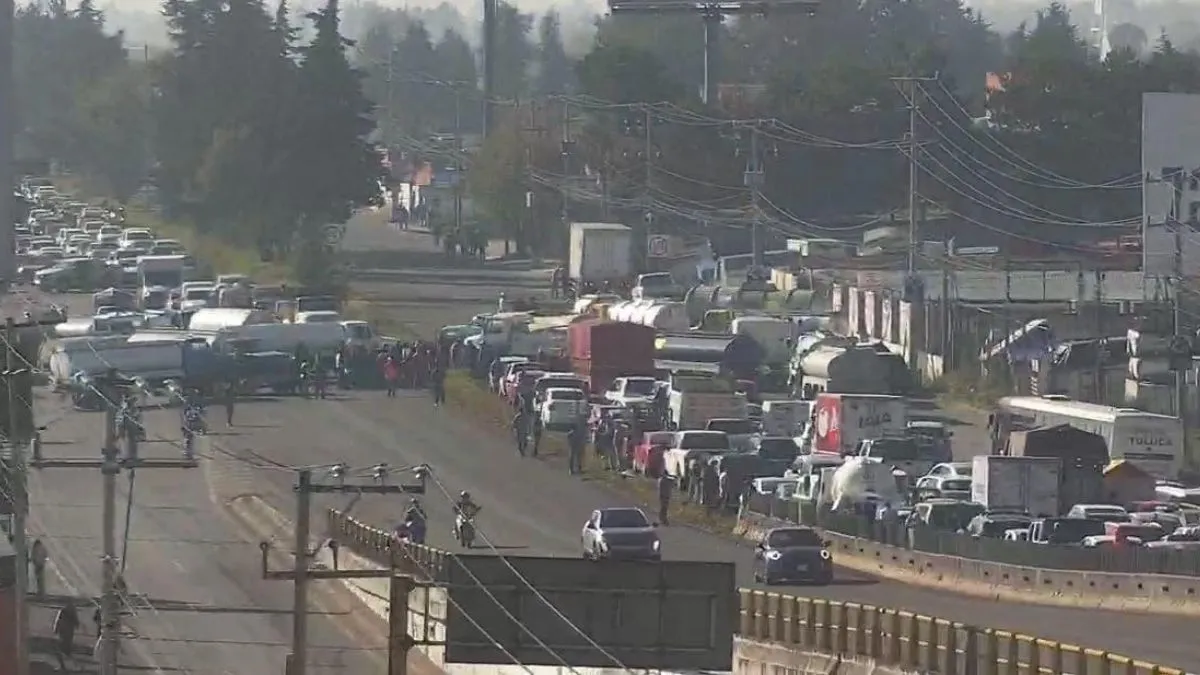 Toluca-Tenango en caos vial por bloqueo de transportistas de agua hoy