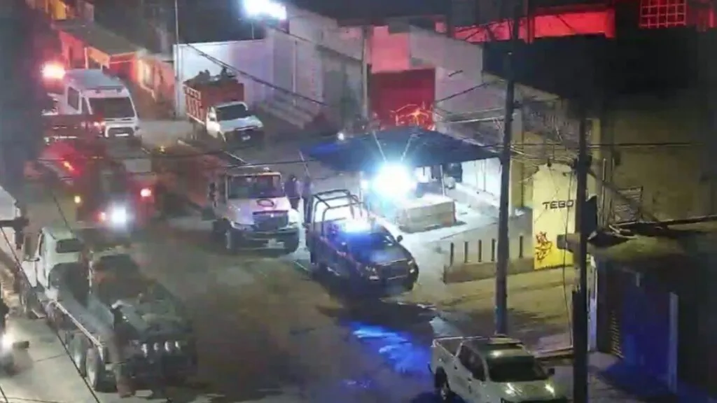 Autoridades comienzan investigación tras incendio en chatarrera en San Mateo Atenco