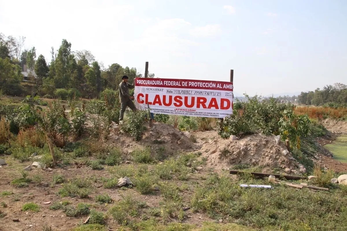 Se detectó un “dique artificial” construido ilegalmente dentro del lago de Guadalupe.