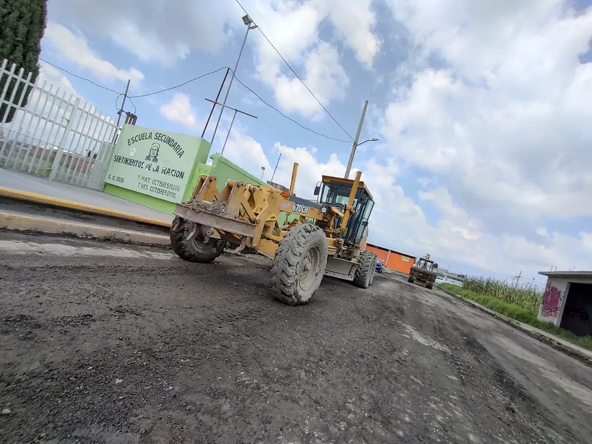 Atienden baches en San Cristóbal Huichochitlán