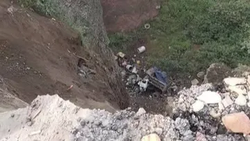 [VIDEO] Cae camión de volteo a un barranco de más de 50 metros en Los Reyes La Paz