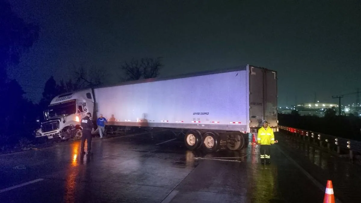 Tráiler volcado paraliza la Autopista México-Querétaro a la altura de Coyotepec