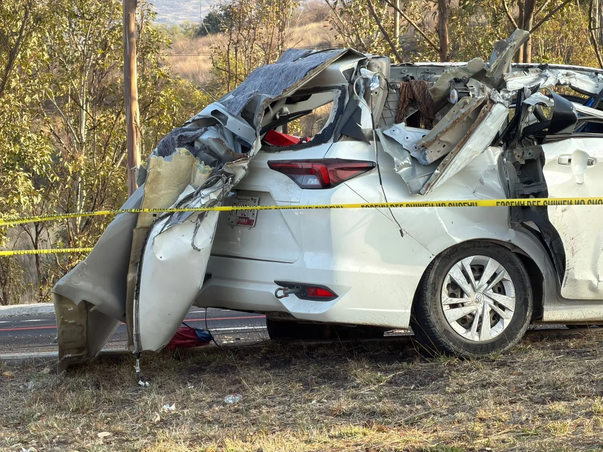 Volcadura deja cuatro integrantes de una familia sin vida en la Texcoco–Calpulalpan