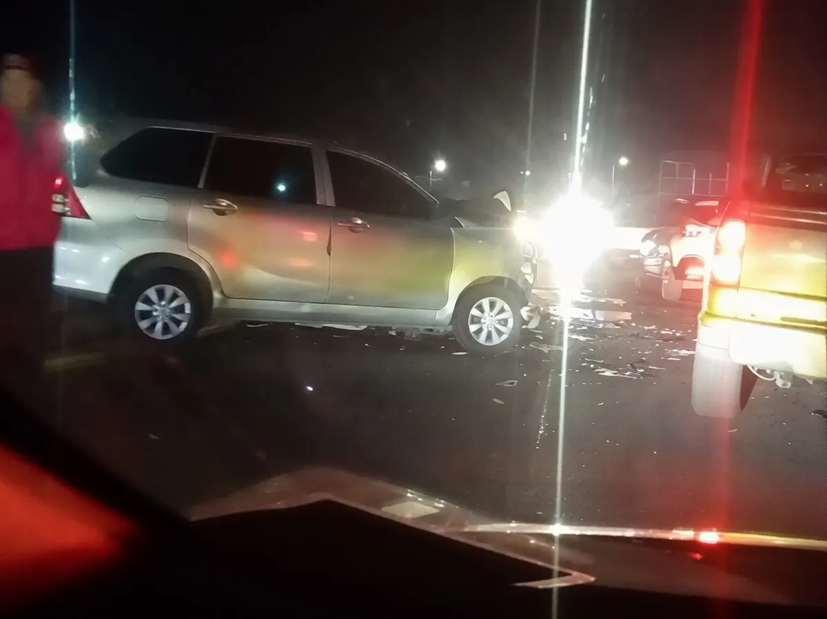 De acuerdo con los primeros reportes, tras el impacto varias personas resultaron lesionadas.