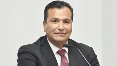 Álvaro Bardales presentando documentos ante la Cámara de Diputados para el registro como aspirante a Auditor Superior de la Federación. Infografía sobre el perfil técnico de Bardales y el rol de la ASF.