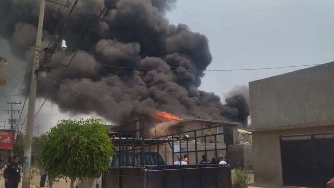 Chimalhuacán: Arde depósito de colchones usados