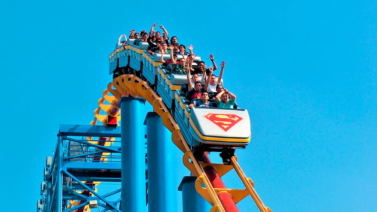 Joven pierde la vida tras bajar de juego en Six Flags