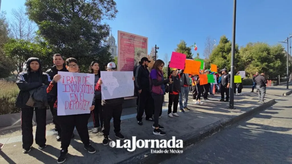 Padres y maestros de deportistas de Taekwondo se manifiestan en palacio del Edomex