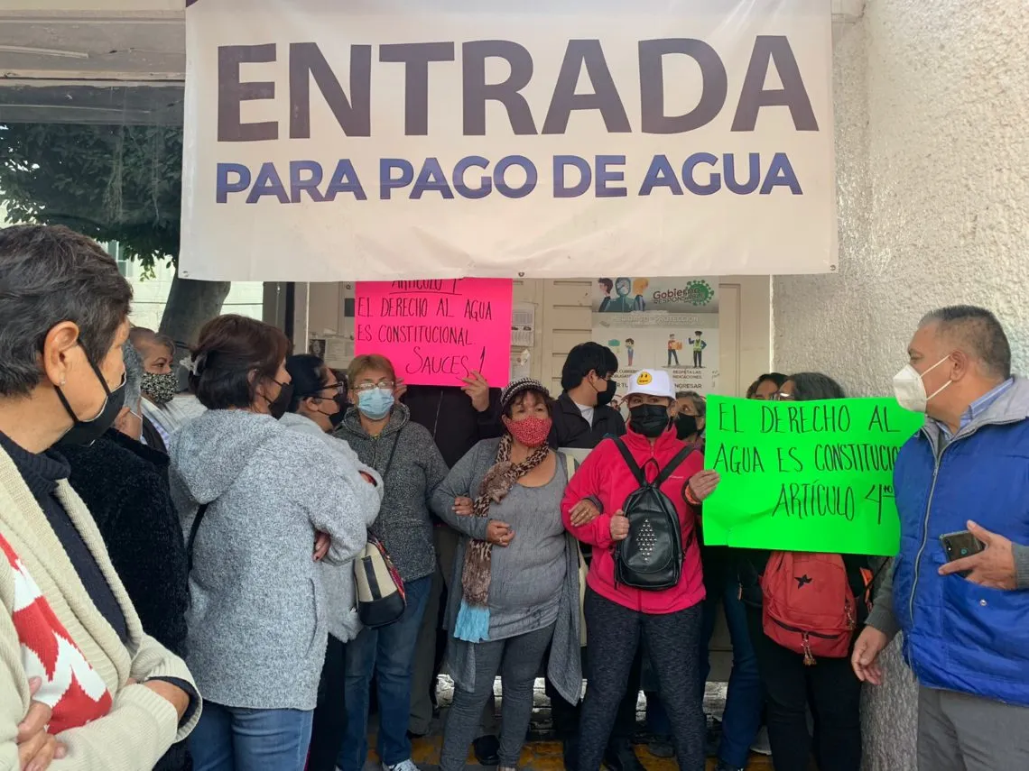 (VIDEO) Vecinos toman avenida e instalaciones por falta de agua en Ecatepec