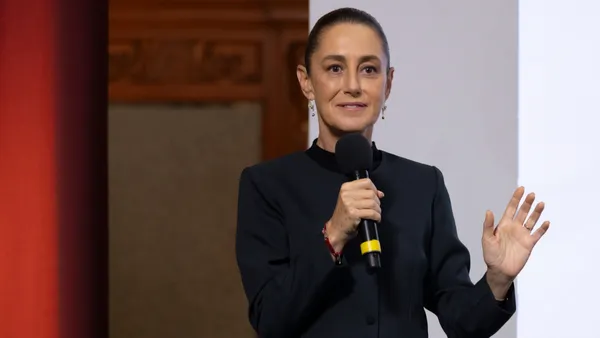 Claudia Sheinbaum descarta acuerdos privados con Salinas Pliego sobre impuestos.