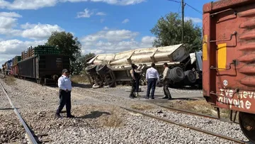Tren embiste a tráiler que intentó ganarle el paso en Tecámac