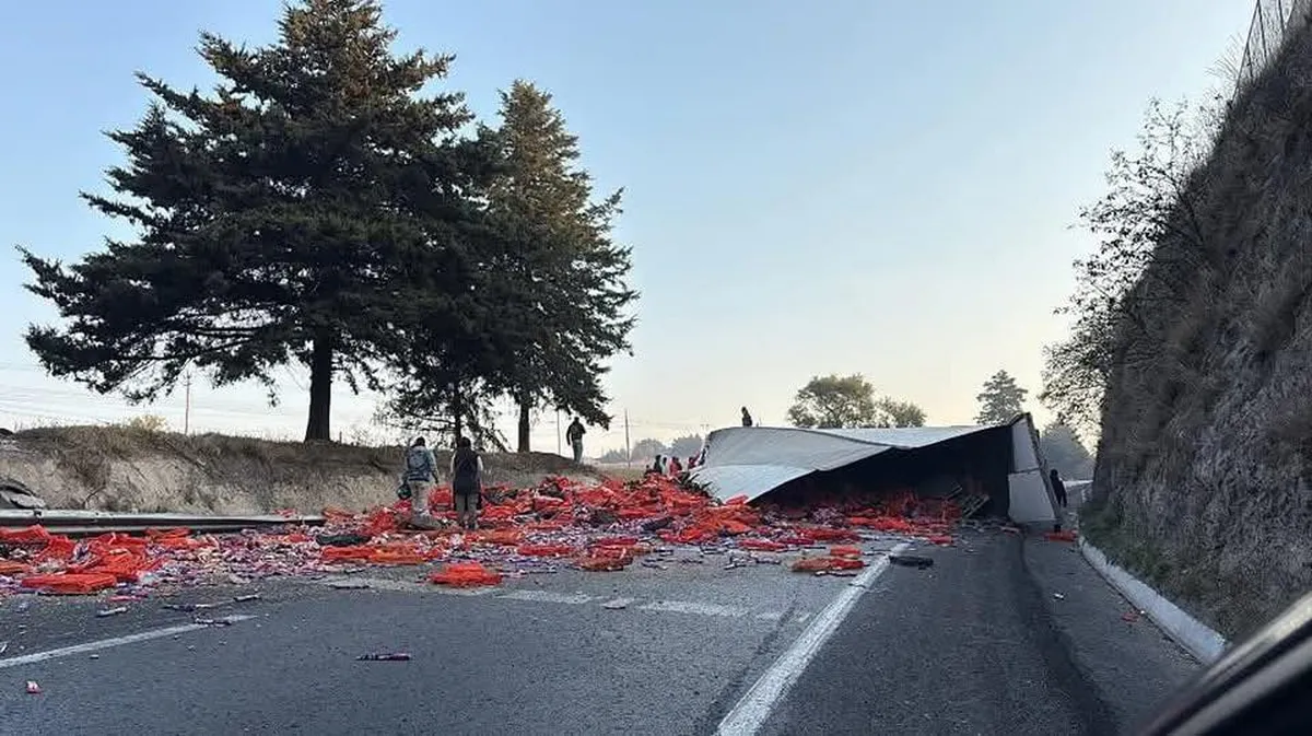 Volcadura de tráiler en la carretera Toluca–Ixtlahuaca genera afectaciones viales