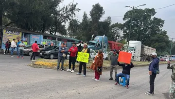 Bloqueo en la México-Puebla, pacientes renales exigen atención