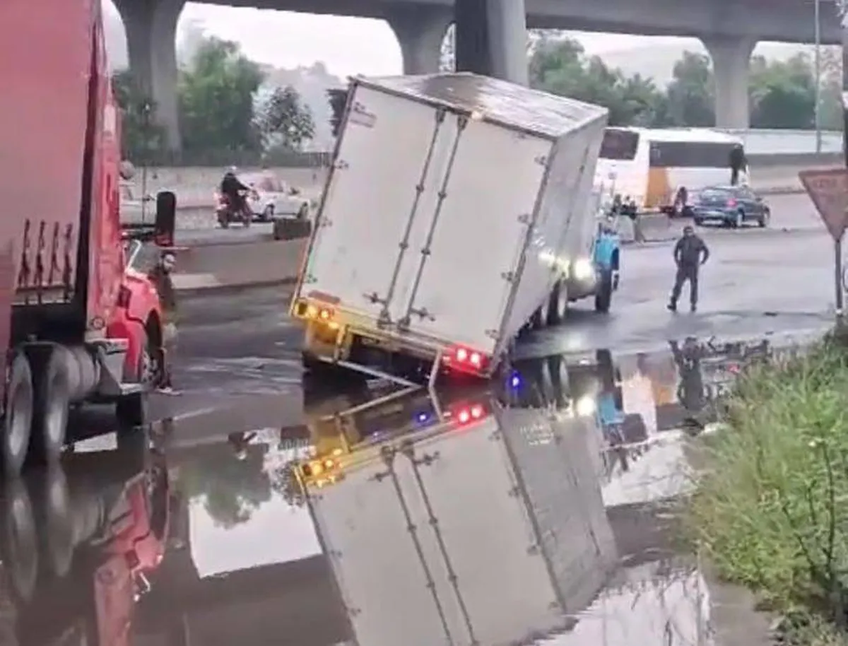 Autopista México-Querétaro tiene enormes baches