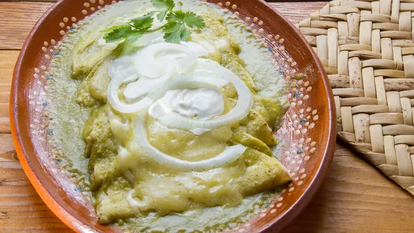 Las recetas enchiladas suizas nacieron en la CDMX y combinan el picante del chile verde con la suavidad del queso y la crema.