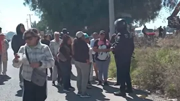 Vecinos de Cofradía San Miguel en Izcalli exigen freno al transporte pesado
