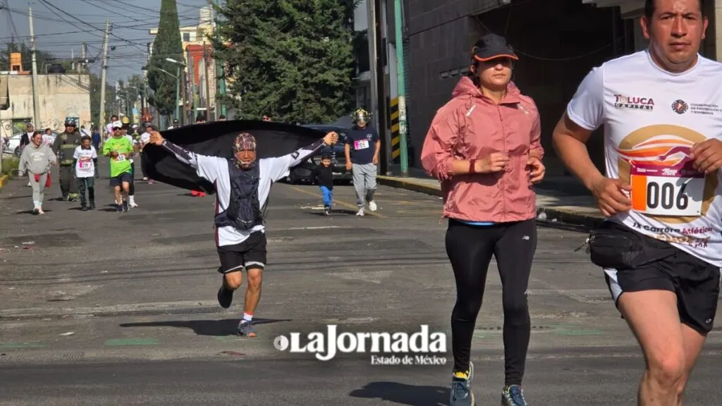 Ciudadanos corren en beneficio de Bomberos de Toluca